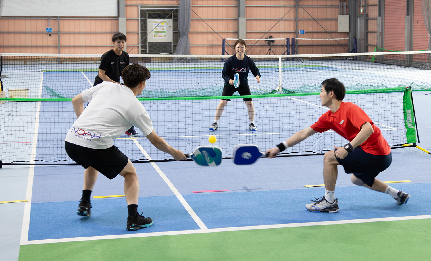 尼崎塚口校で楽しむピックルボールのプレイ風景